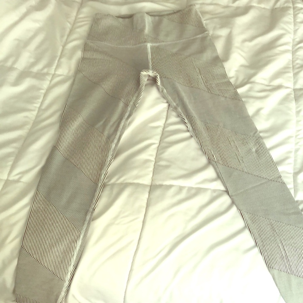 Geo striped white and black leggings